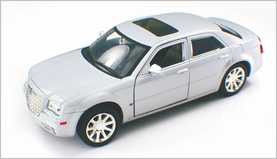 Chine 1/24 voitures modèles faites sur commande blanches argentées d'échelle Chrysler 300 en tant qu'à la maison Decoratio fournisseur