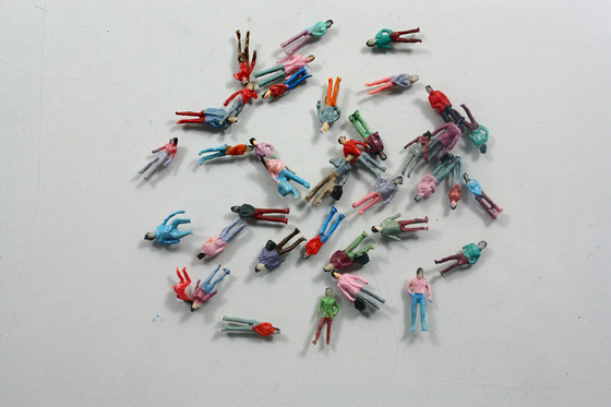 Chine Figure de marche personnes architecturales de modèle d'échelle pour le chemin de fer 1.3cm fournisseur