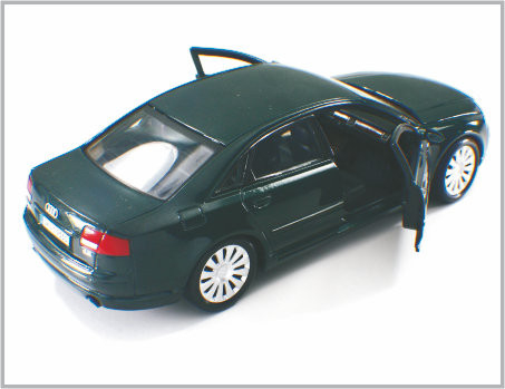 1/24 a coulé les voitures modèles faites sur commande noires lumineuses Audi A8 d'échelle d'alliage en tant qu'à la maison Decoratio fournisseur
